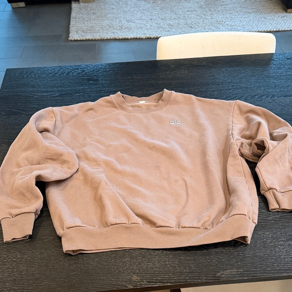 ALO Yoga woman’s accolade crew pullover
